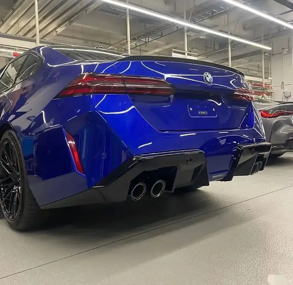 有望7月首发 全新宝马m5预告图发布,4.4t v8 电机组合