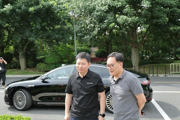 微博ceo首曝享界s9乘坐体验:轿车首次搭载后排零重力座椅